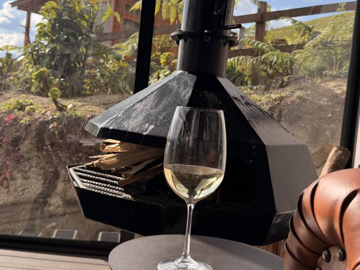 Terraza y chimenea de BOSCO en Hacienda El Bosque